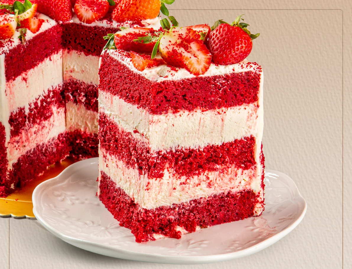 Fatia de Red Velvet com morangos da Déli Doces